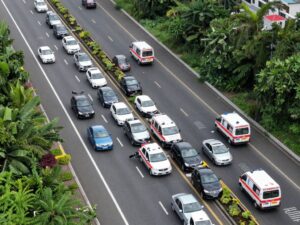 Scene of a three-vehicle crash on Highway 280 with emergency responders present.